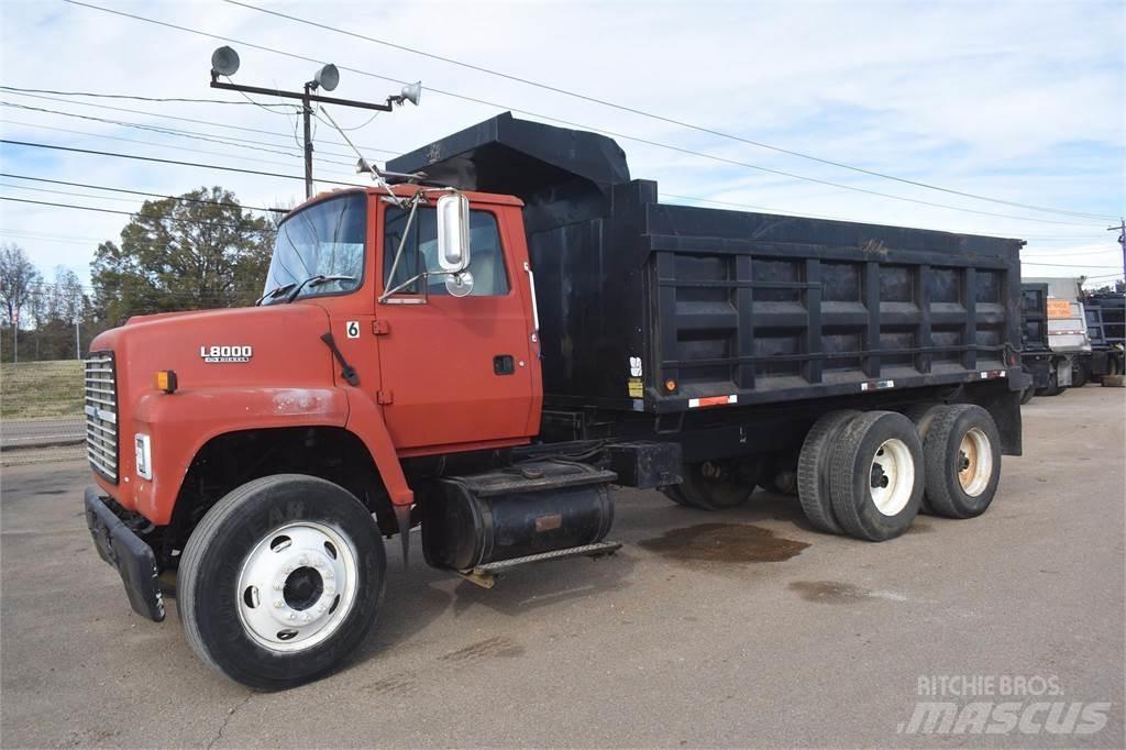 Ford L8000 Lastbiler med tip