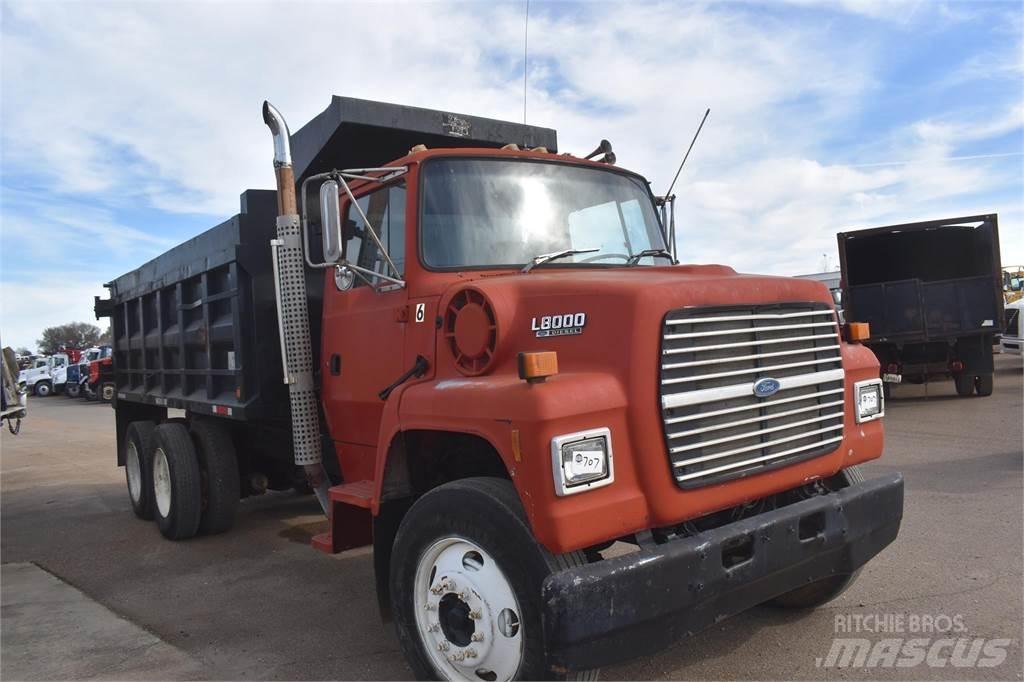 Ford L8000 Lastbiler med tip