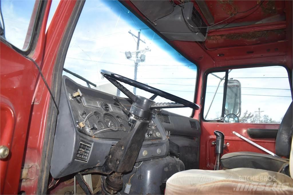 Ford L8000 Lastbiler med tip