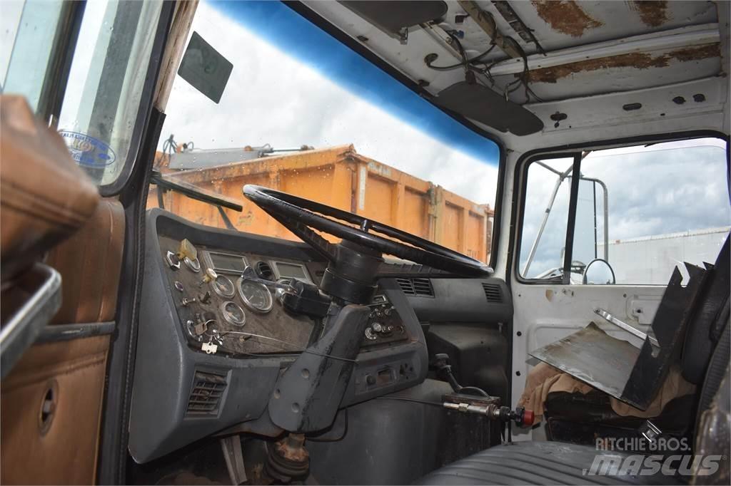 Ford L8000 Lastbil med kran