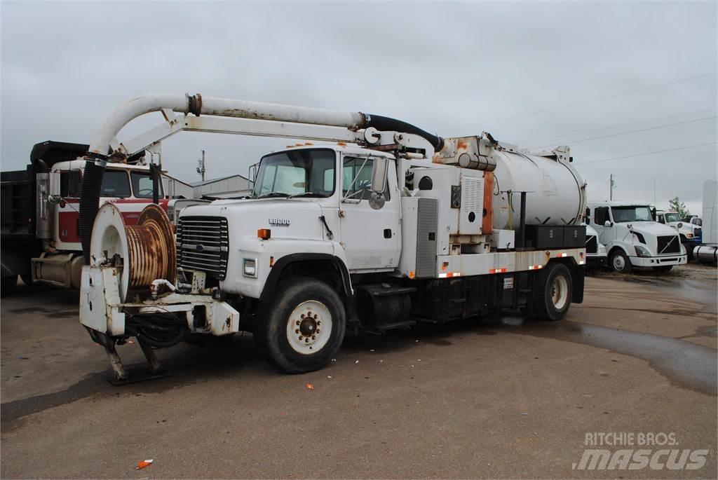 Ford L8000 Tankbiler