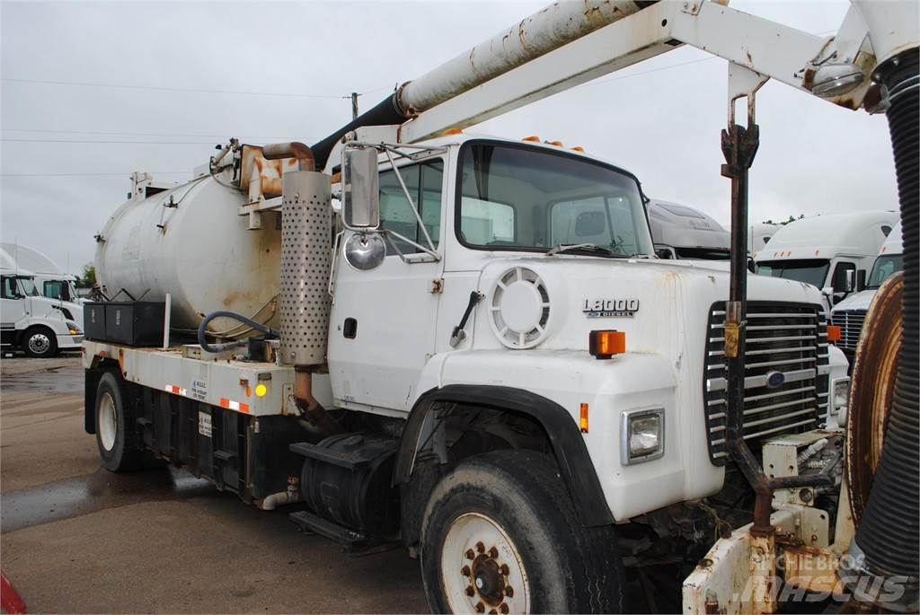 Ford L8000 Tankbiler