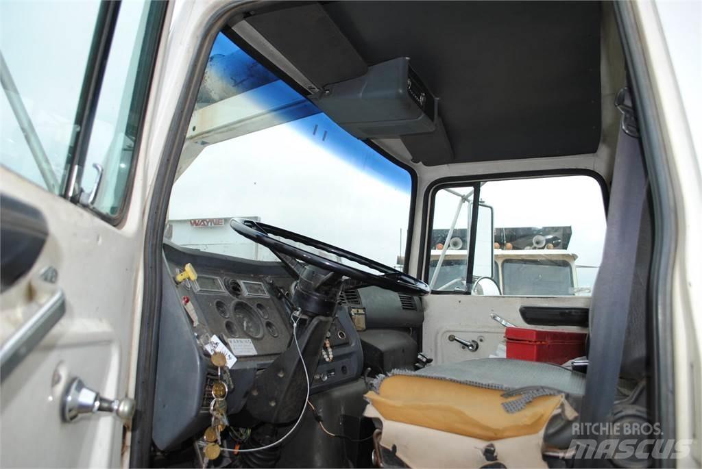 Ford L8000 Tankbiler