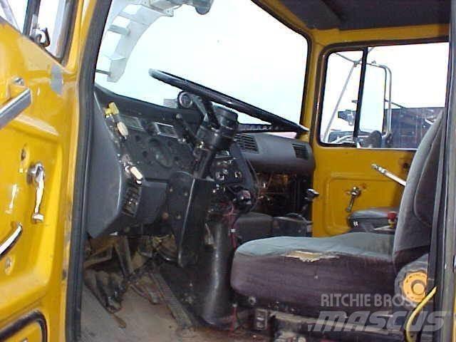 Ford L8000 Tankbiler