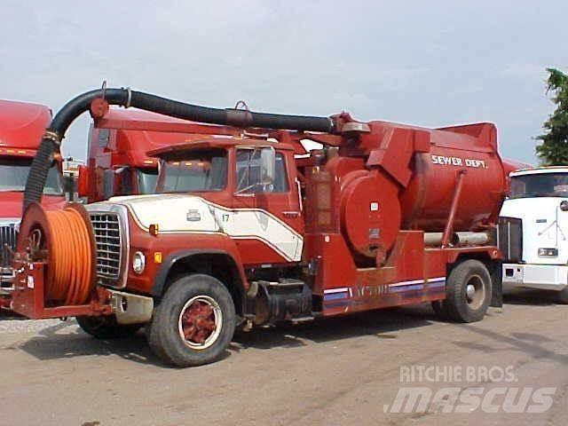 Ford L8000 Tankbiler