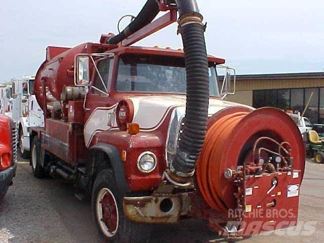 Ford L8000 Tankbiler