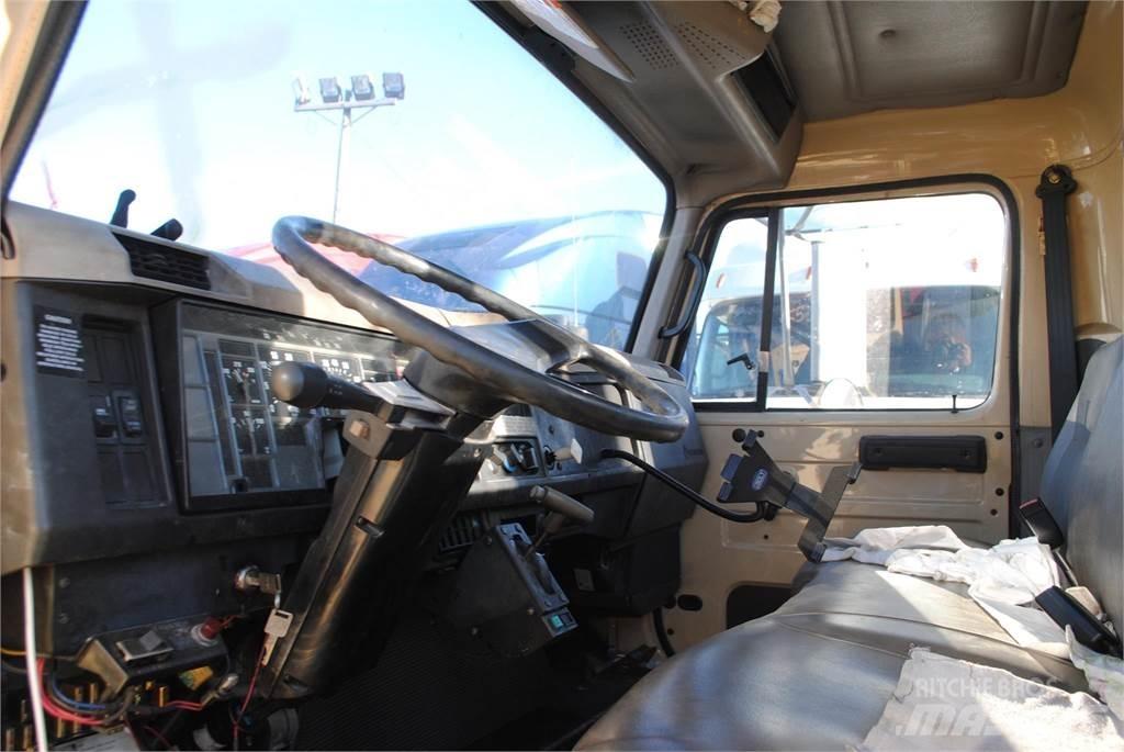 International 4700 Lastbil med kran