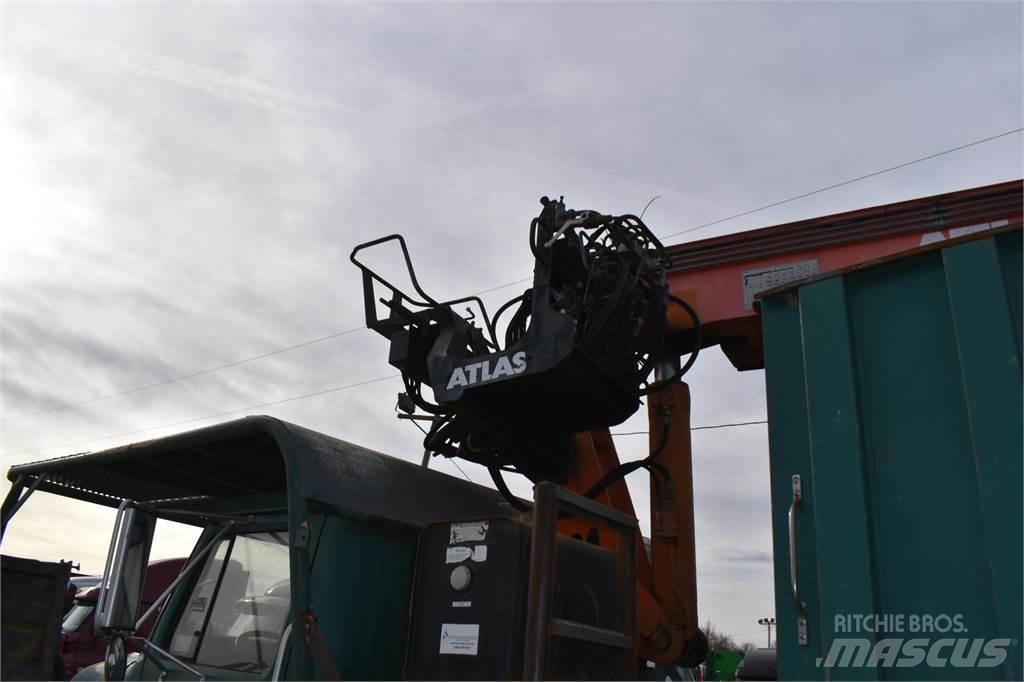 International 4700 Lastbil med kran
