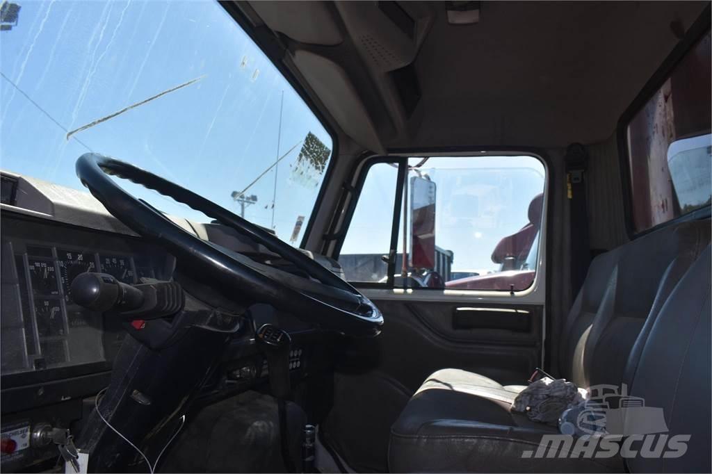 International 4700 Lastbiler med tip