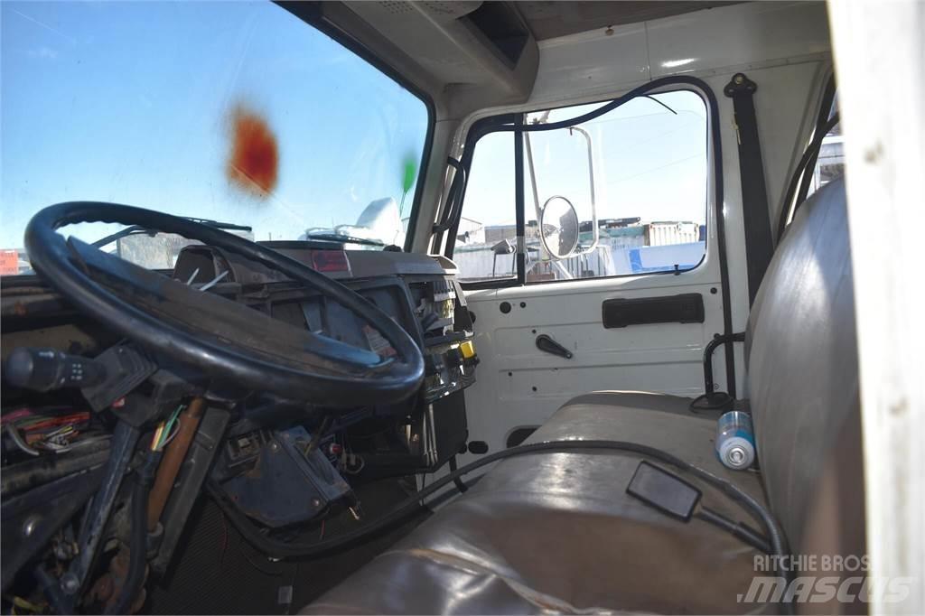 International 4700 Lastbiler med tip
