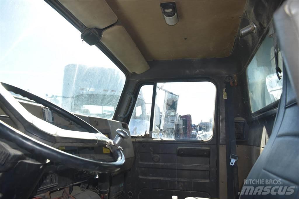 International 4900 Lastbiler med tip