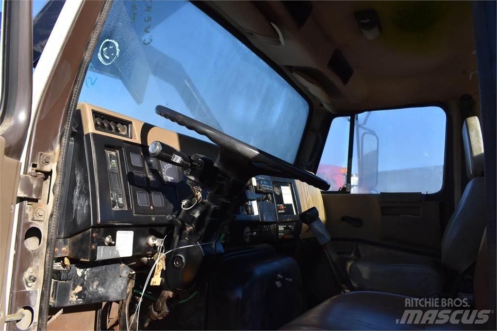 International 8200 Lastbil med kran