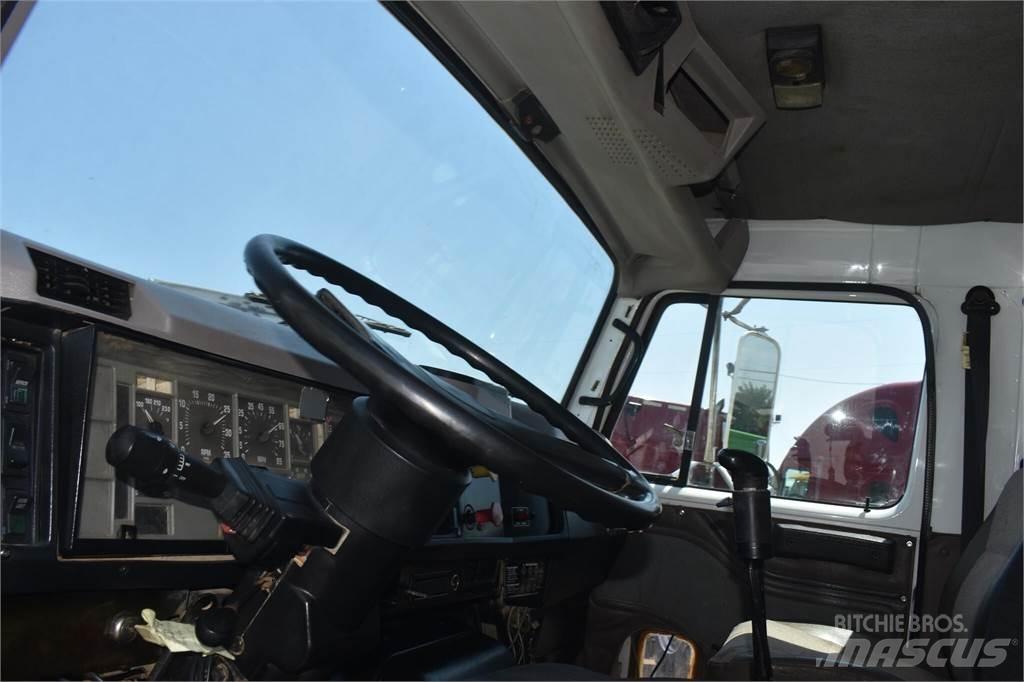 International 8200 Lastbiler med tip
