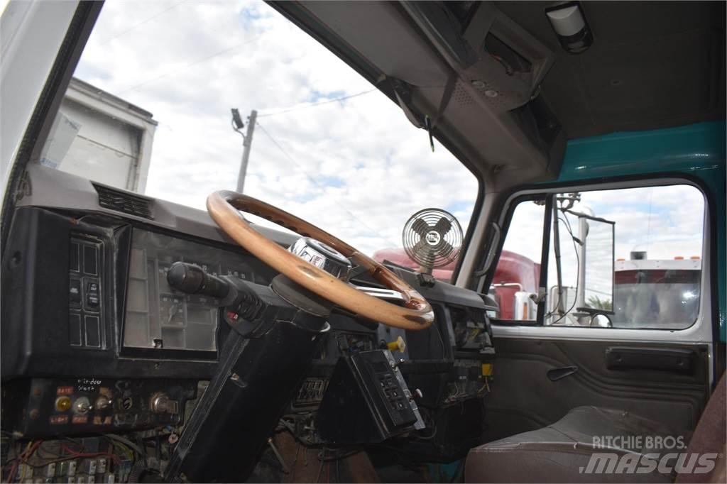 International S2600 Lastbiler med tip