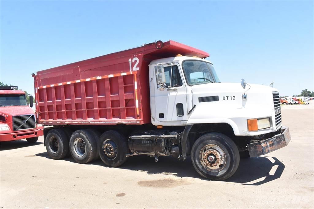 Mack CH613 Lastbiler med tip