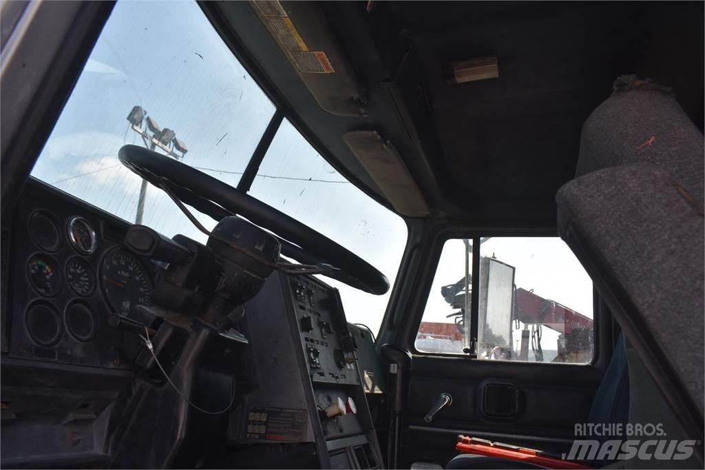 Mack CH613 Lastbiler med tip
