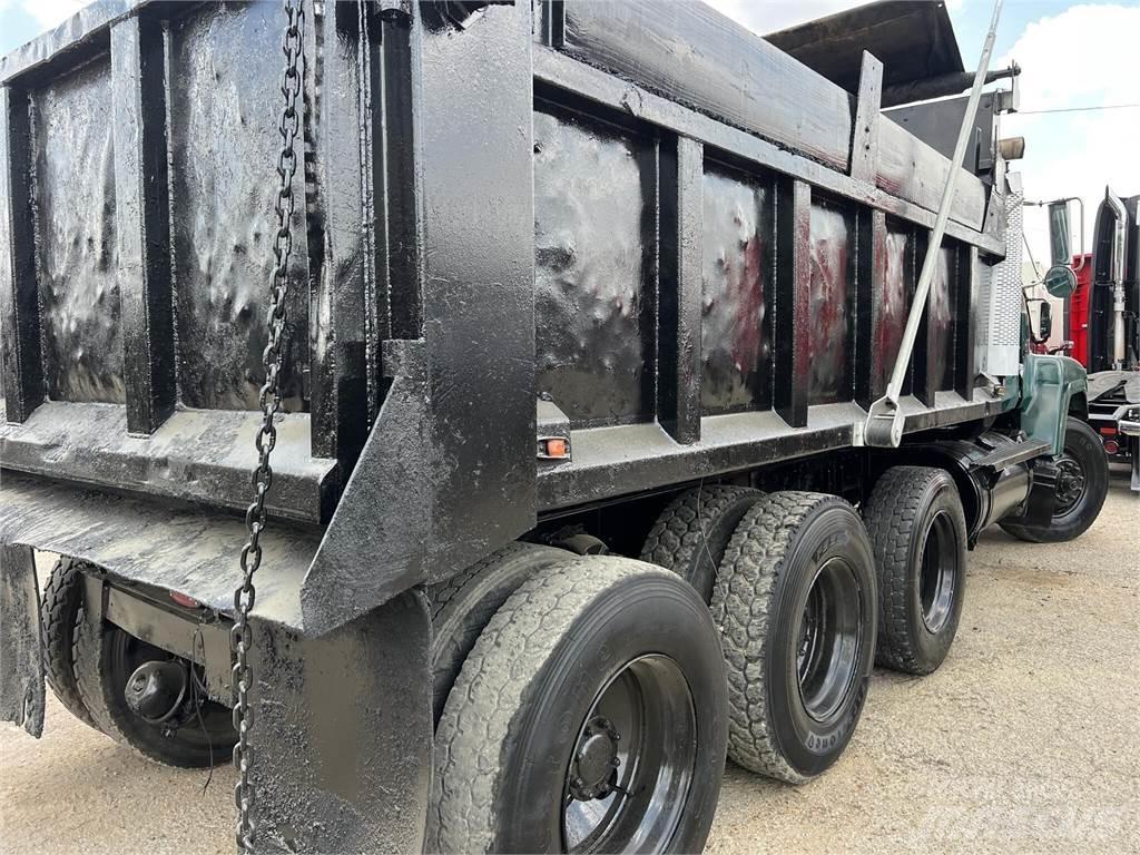 Mack CH613 Lastbiler med tip