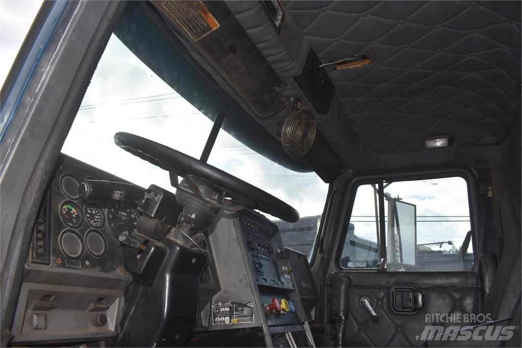 Mack CH613 Lastbiler med tip