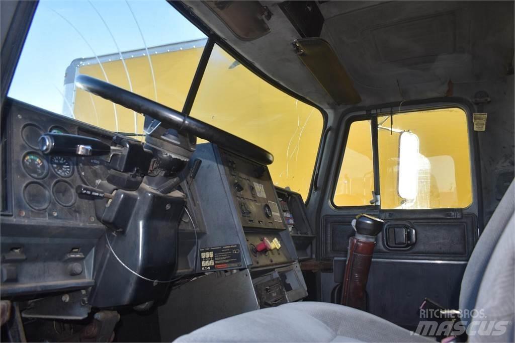 Mack CH613 Lastbiler med tip