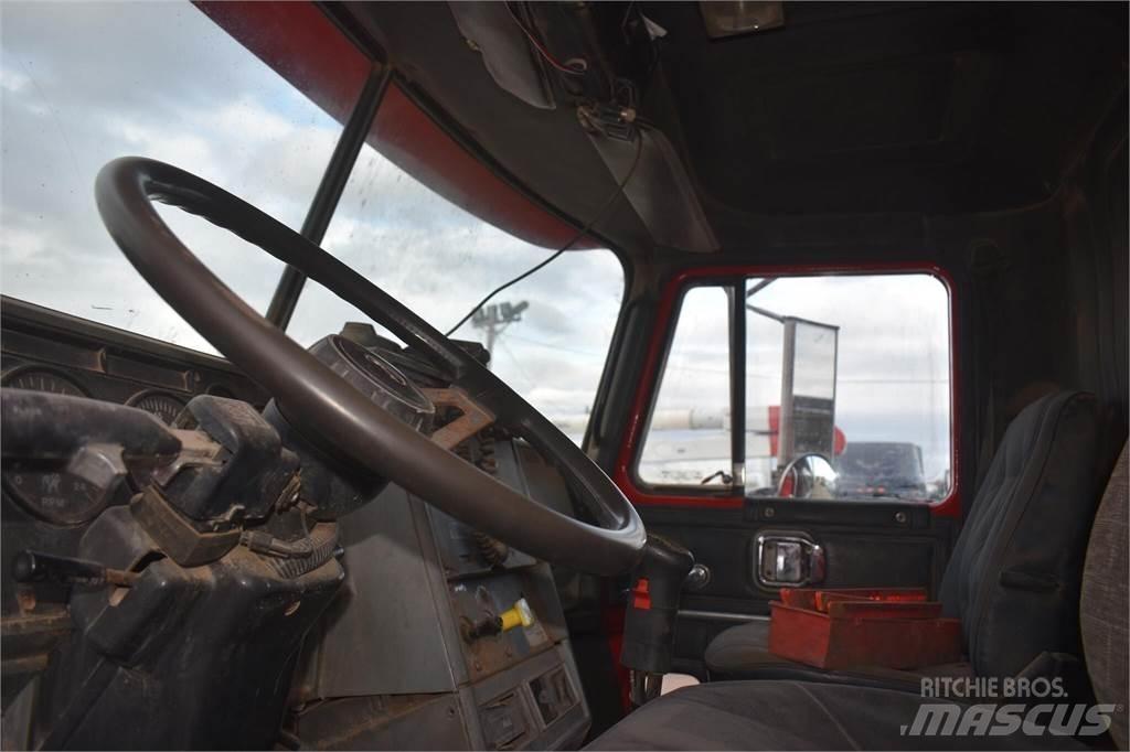 Mack CH613 Lastbiler med tip