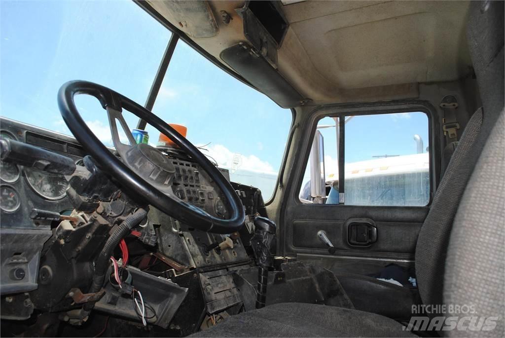 Mack CH613 Lastbiler med tip