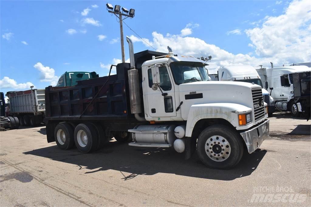 Mack CHN613 Lastbiler med tip