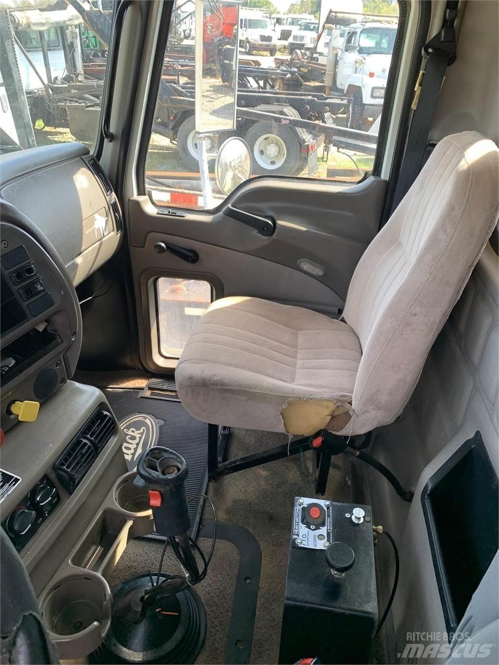 Mack CHN613 Lastbiler med tip