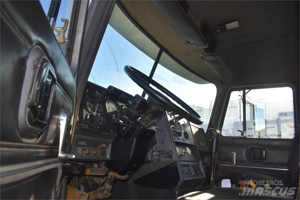 Mack CL713 Lastbiler med tip