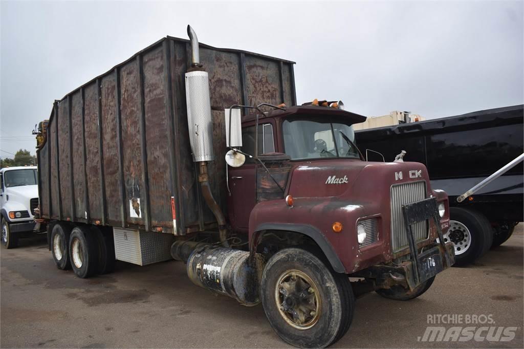 Mack DM685S Lastbil med kran