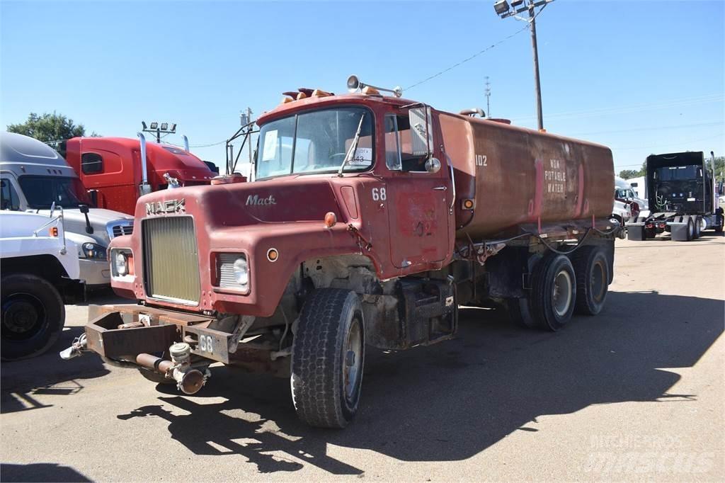 Mack DM685S Tankbiler