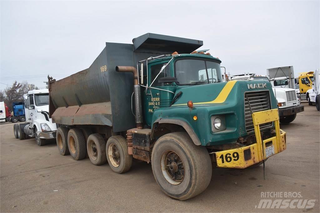 Mack DM688 Lastbiler med tip