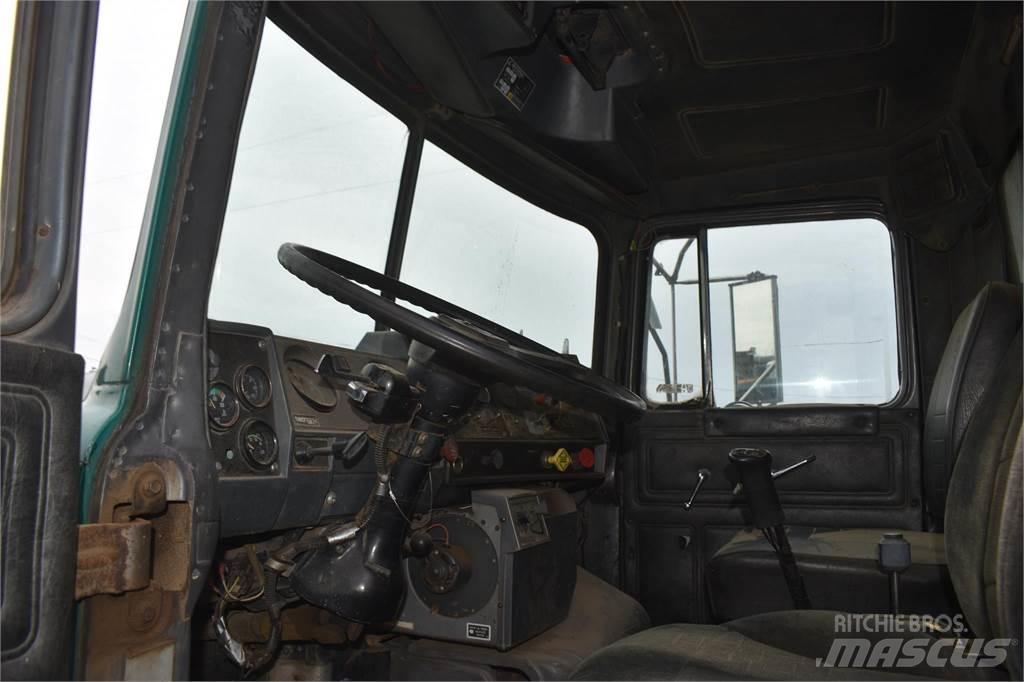 Mack DM688 Lastbiler med tip