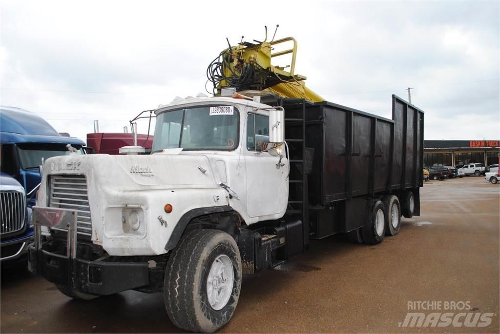 Mack DM690S Lastbil med kran