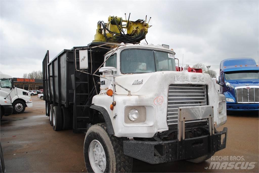Mack DM690S Lastbil med kran
