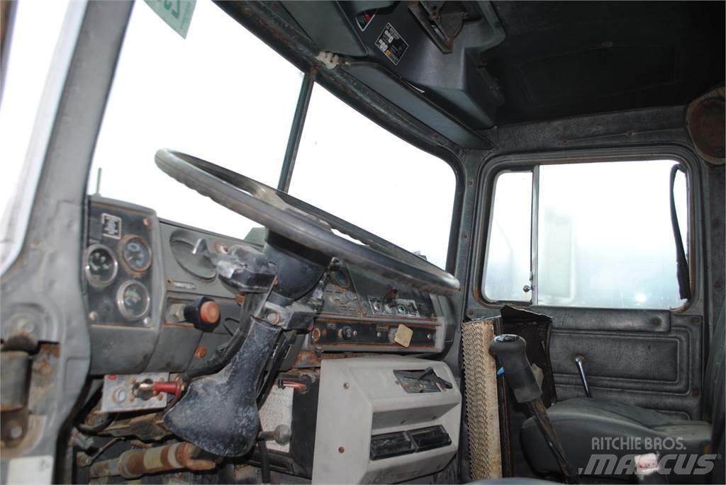 Mack DM690S Lastbil med kran