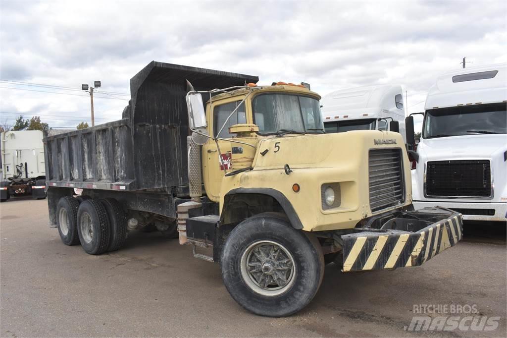 Mack DM690S Lastbiler med tip
