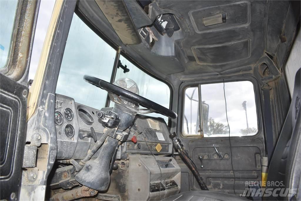 Mack DM690S Lastbiler med tip
