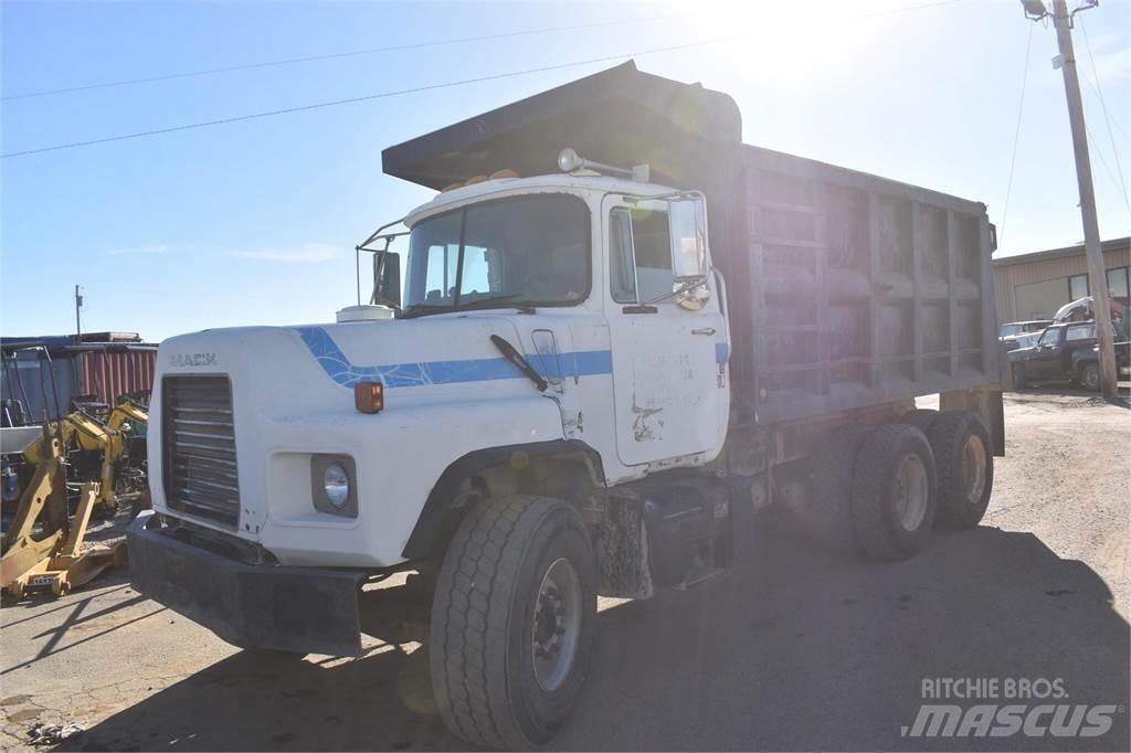 Mack DM690S Lastbiler med tip
