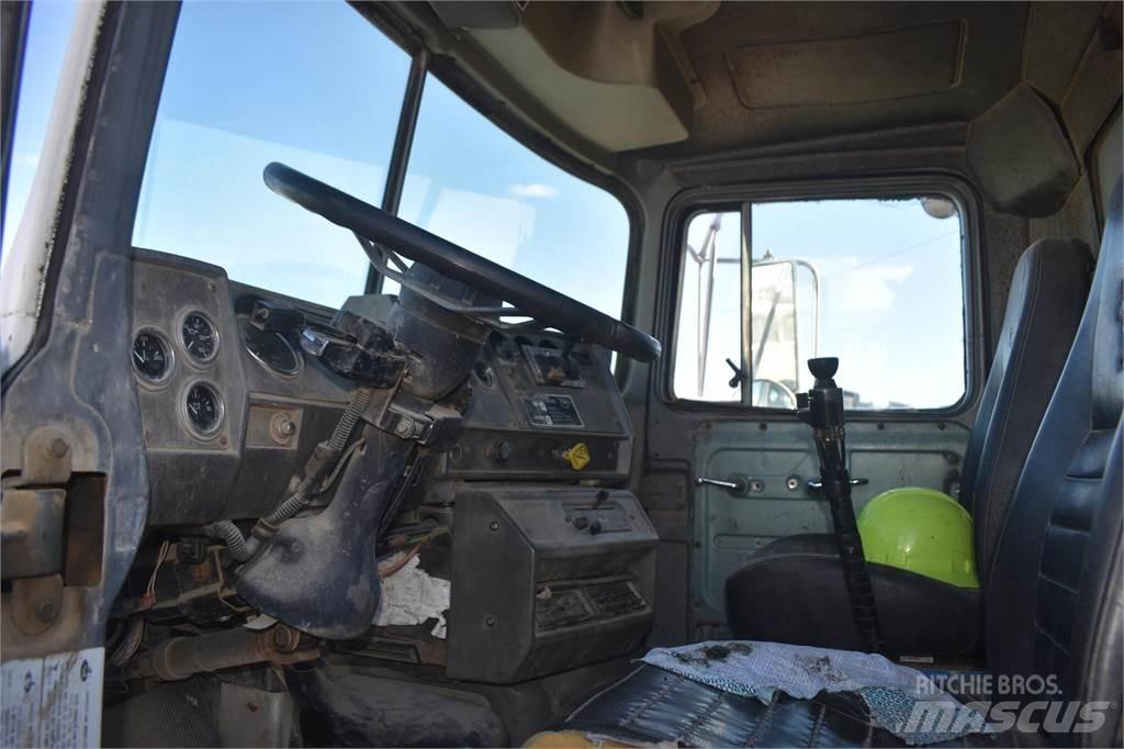 Mack DM690S Lastbiler med tip