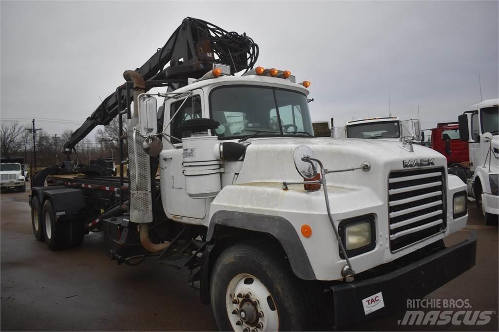 Mack RD688S Lastbil med kran
