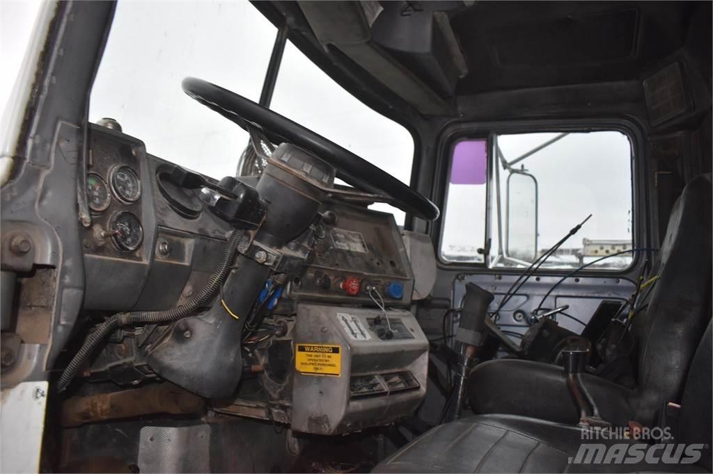 Mack RD688S Lastbil med kran