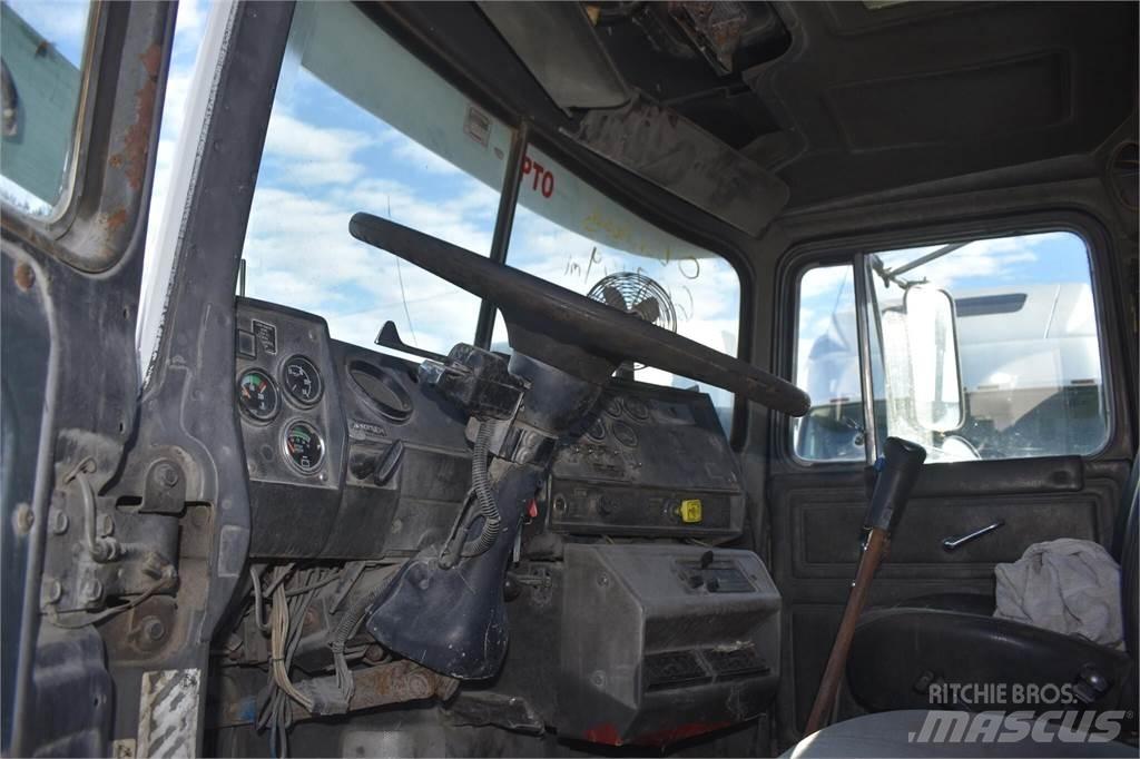 Mack RD688S Lastbiler med tip