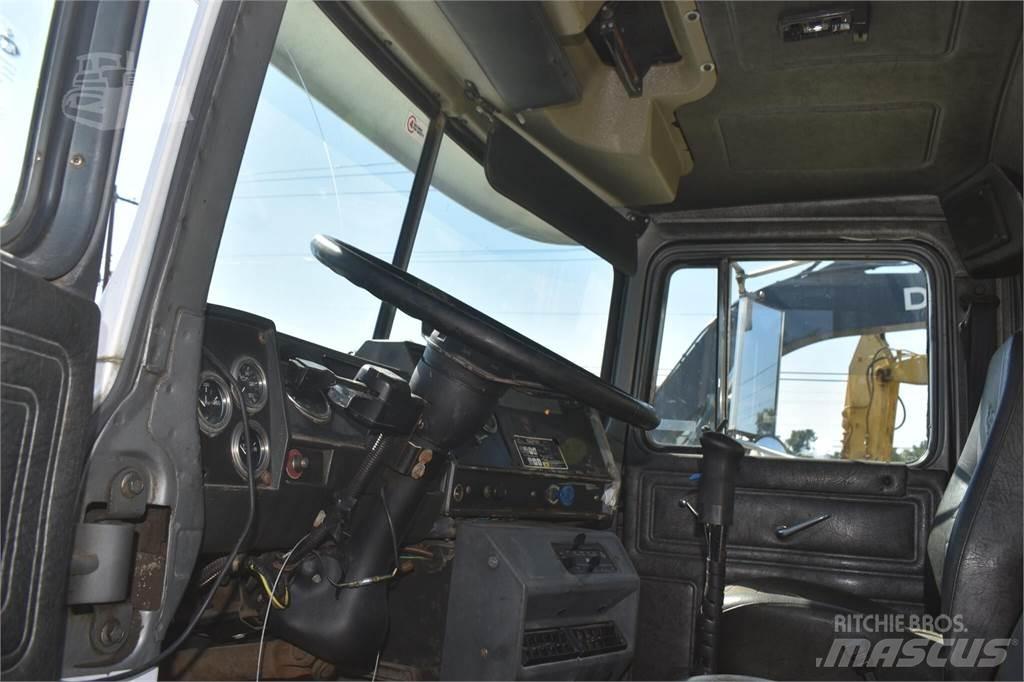 Mack RD690S Lastbiler med tip
