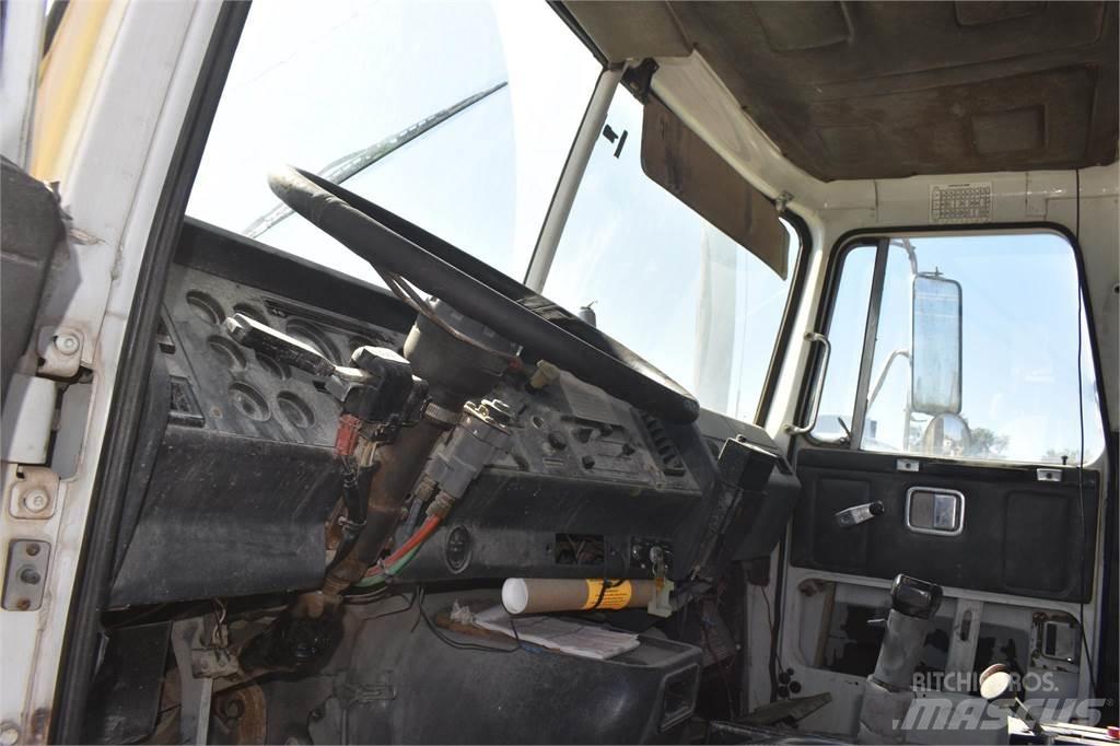 White/GMC WG42 Lastbiler med tip