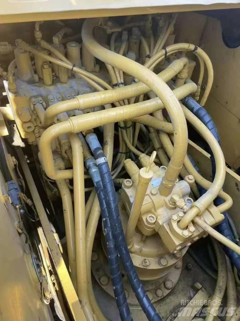 CAT 323D2 Gravemaskiner på larvebånd