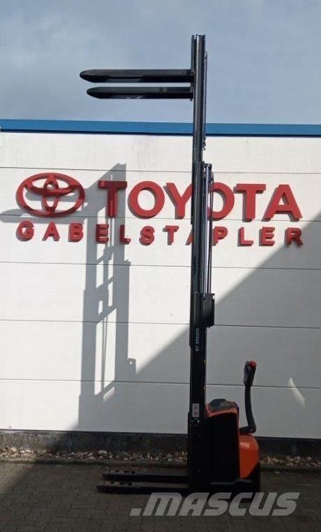 Toyota SWE120L Gaffelstabler med gående fører