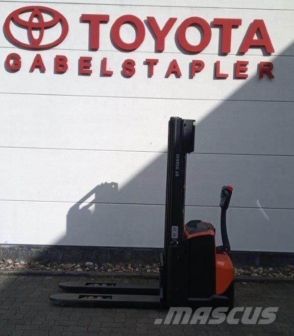 Toyota SWE120L Gaffelstabler med gående fører