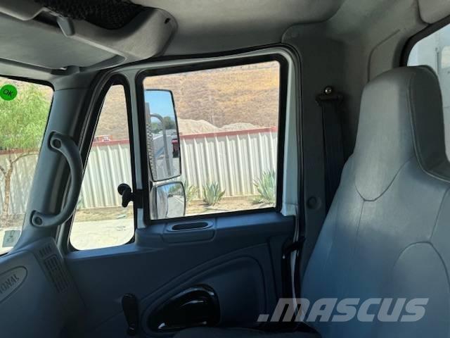 International 4400 Lastbiler med tip