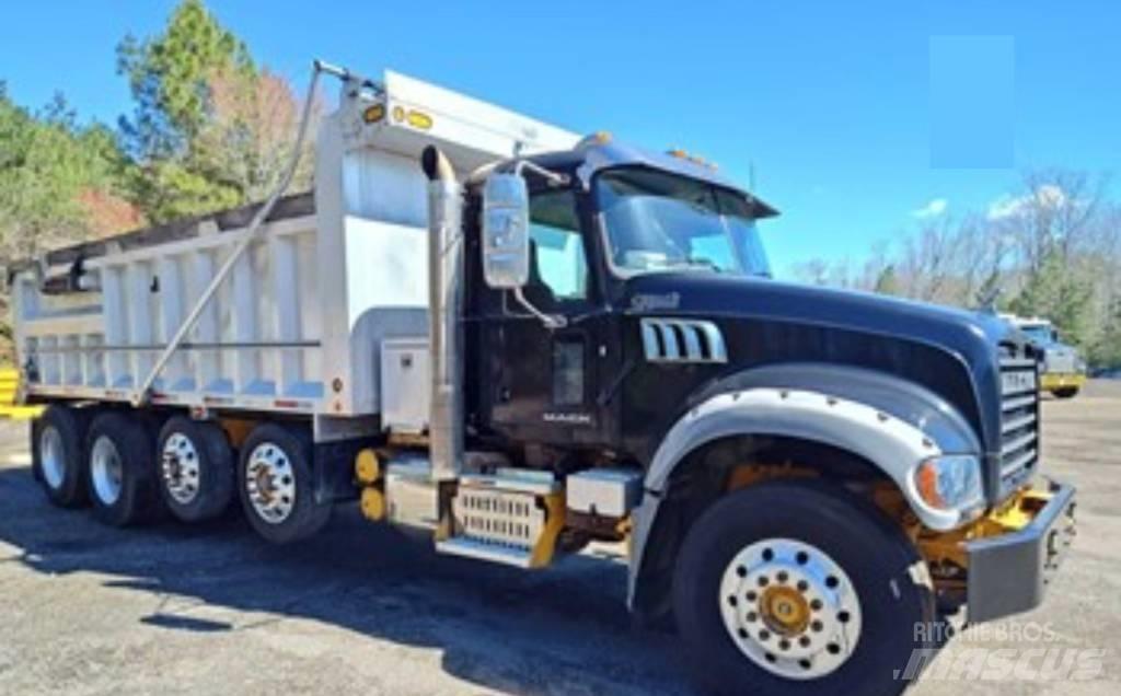 Mack GU 713 Lastbiler med tip