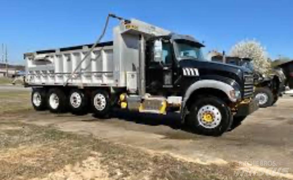 Mack GU 713 Lastbiler med tip